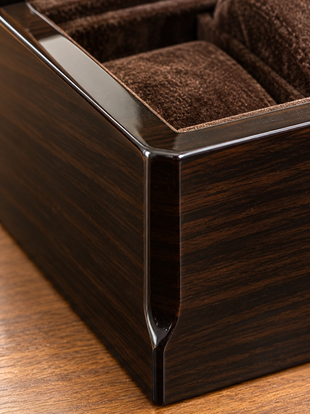 Détail du bois sombre strié du coffret Clarendon 6