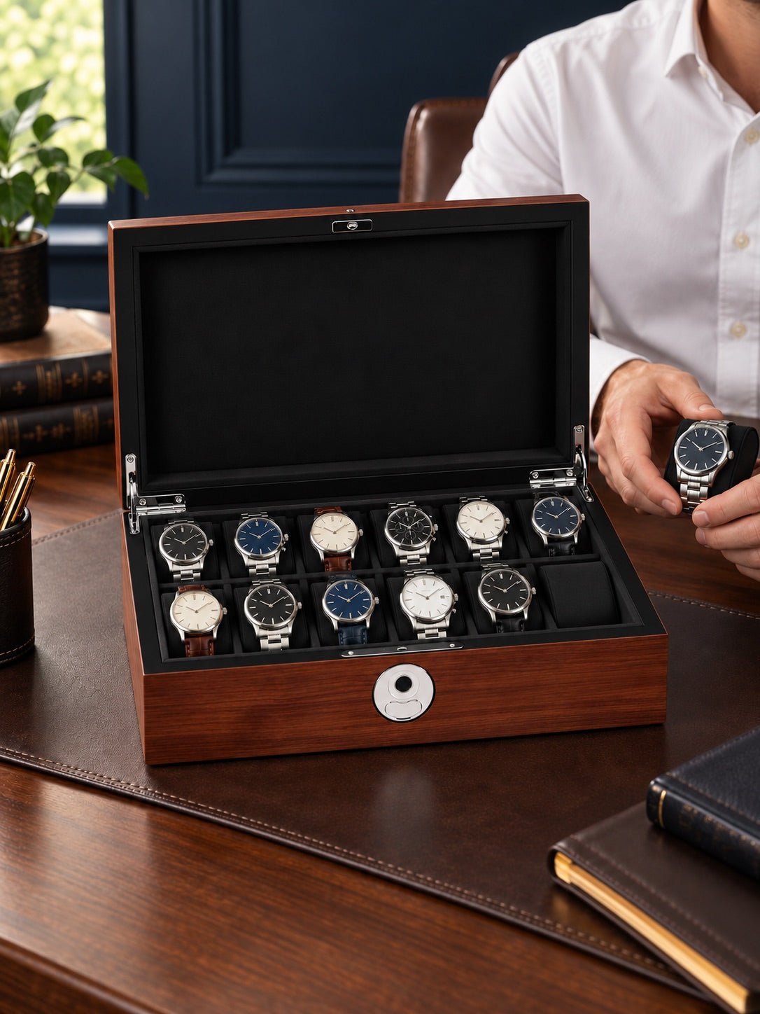 Homme choisissant une montre dans le coffret Kensington 12 bois