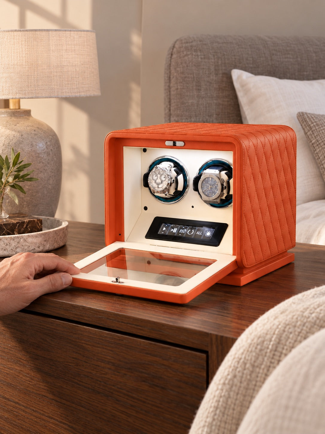 Main saisissant une montre sur le remontoir Mayfair 2 orange