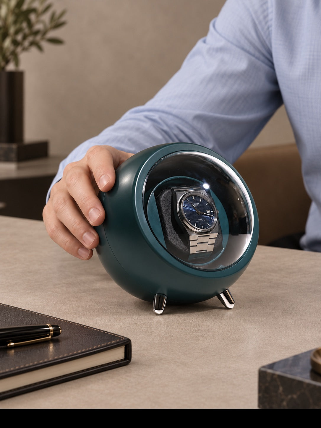 Homme saisissant une montre sur le remontoir Oxford 1
